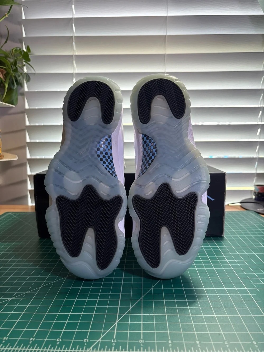 Air Jordan 11 Retro Men’s Size 8 Blue Columbia White Rare Never Worn